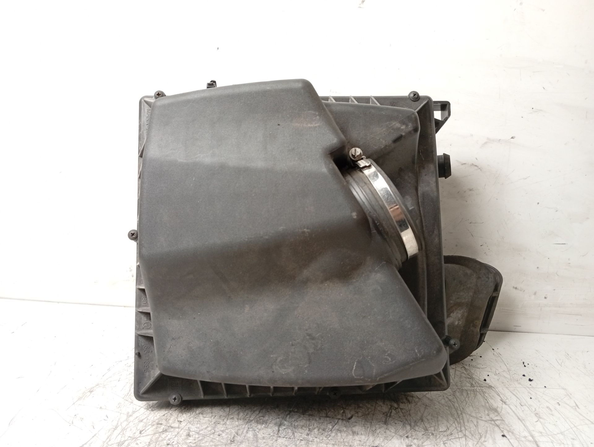 Filtro de aire A20DT 13311896 de Opel Zafira 2010-2013 con 129000 km - pieza usada