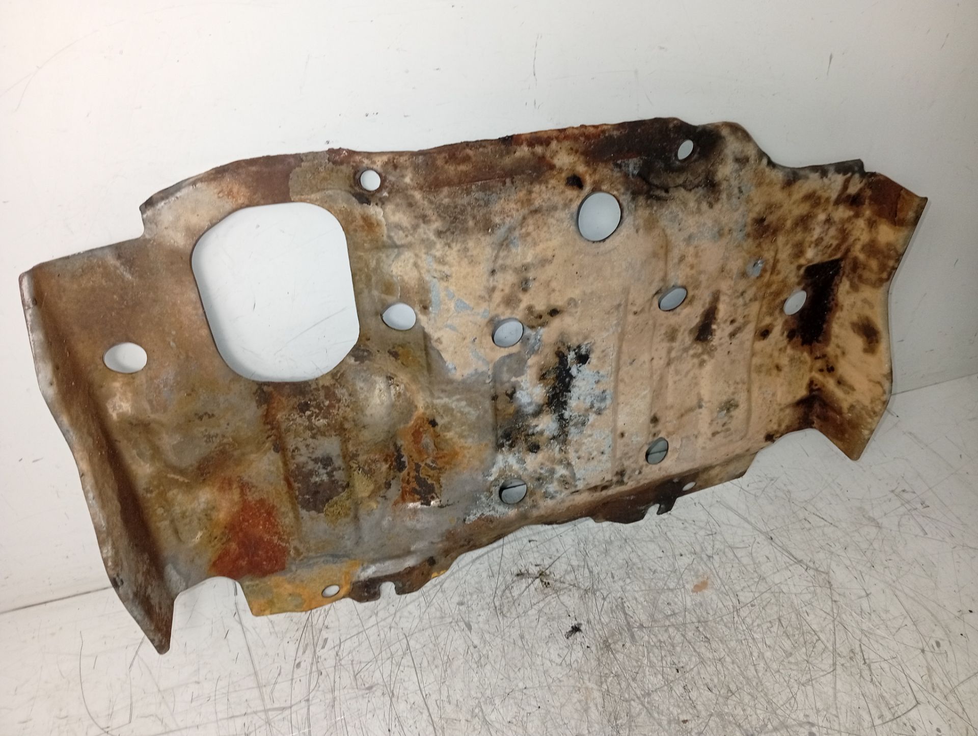 Cubrecarter 6M345C076BA de Ford Ranger (et) 2006-2012 - pieza usada