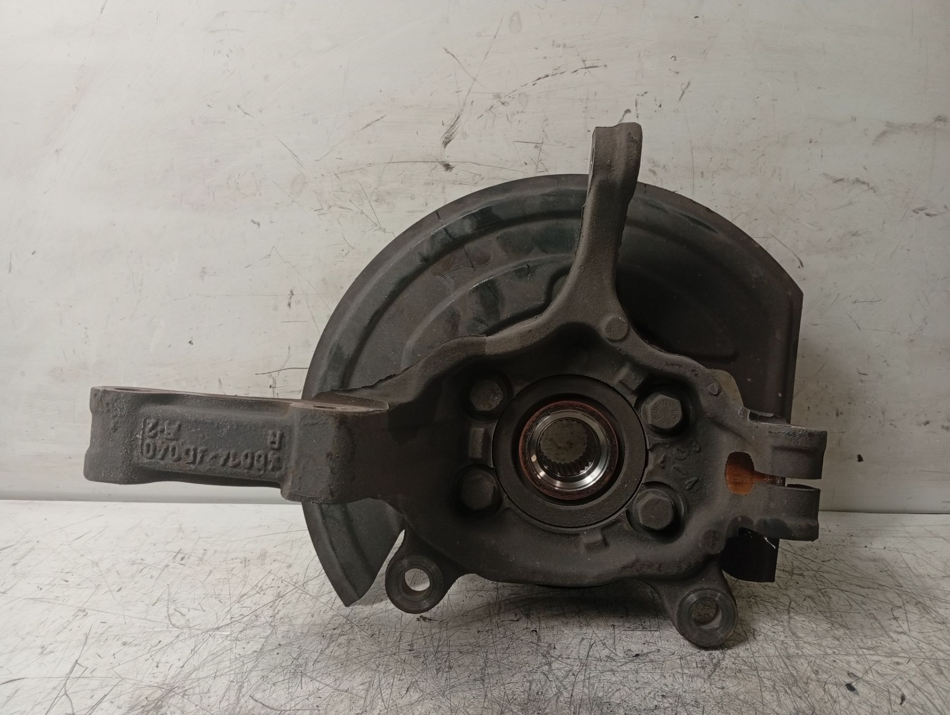 Mangueta delantera derecha 4D0141D040 de Nissan Qashqai 2011-2014 - pieza usada