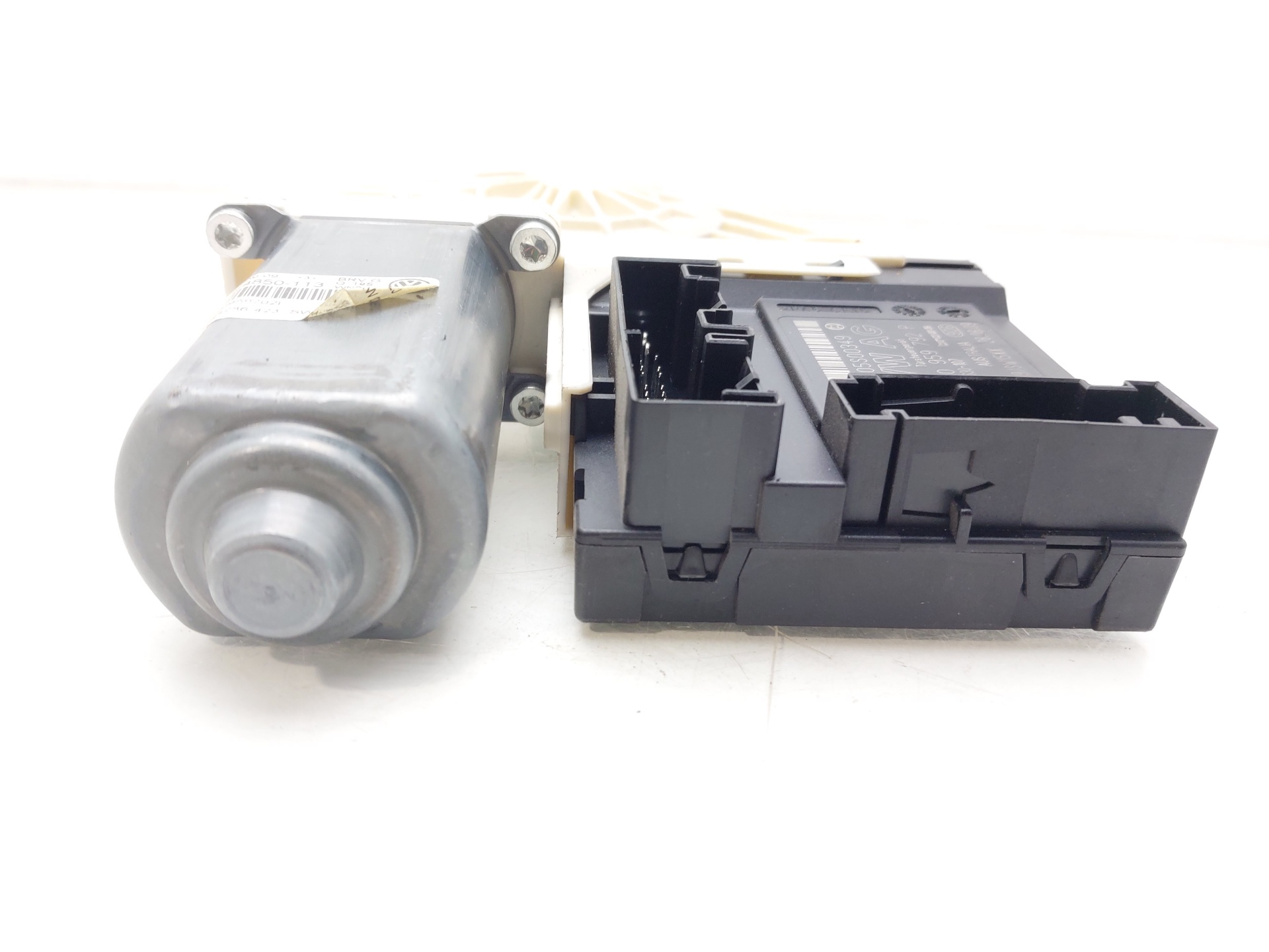 VOLKSWAGEN Passat CC 1 generation (2008-2017) Front Right Door Window Control Motor 3C8837462J 20794418