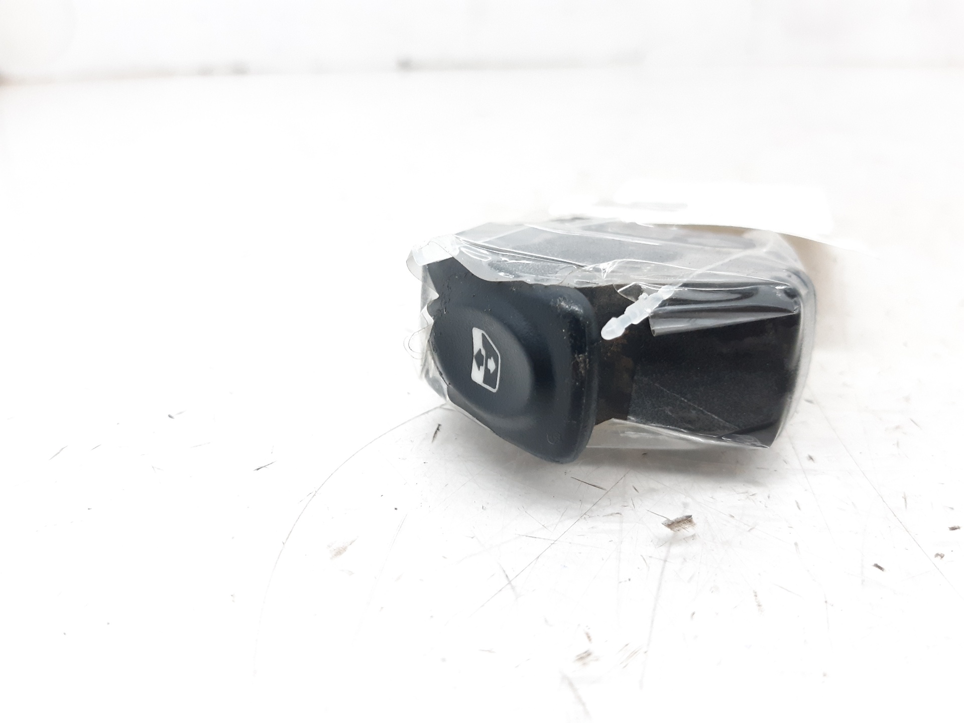 RENAULT Megane 1 generation (1995-2003) Front Right Door Window Switch 838099G 21011681