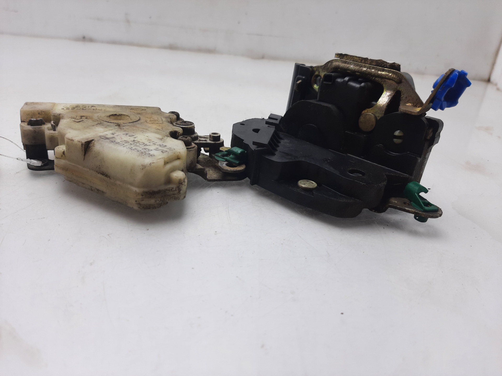 VAUXHALL Almera N16 (2000-2006) Front Right Door Lock 8055261U66 23710625