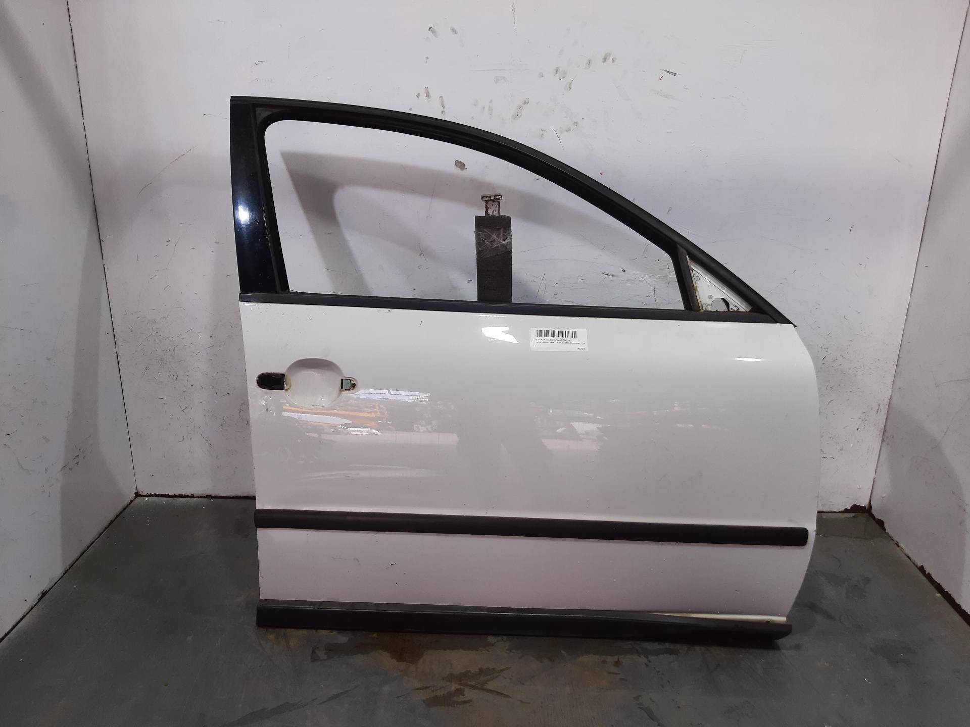 VOLKSWAGEN Passat B5 (1996-2005) Front Right Door 3B4831052BE 21335019