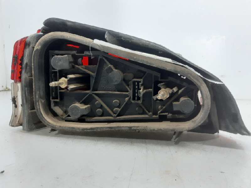 Faro posteriore destro HDZ 635184 de Peugeot 106 i (1a, 1c) 1991-1996 60 CV - pieza usada