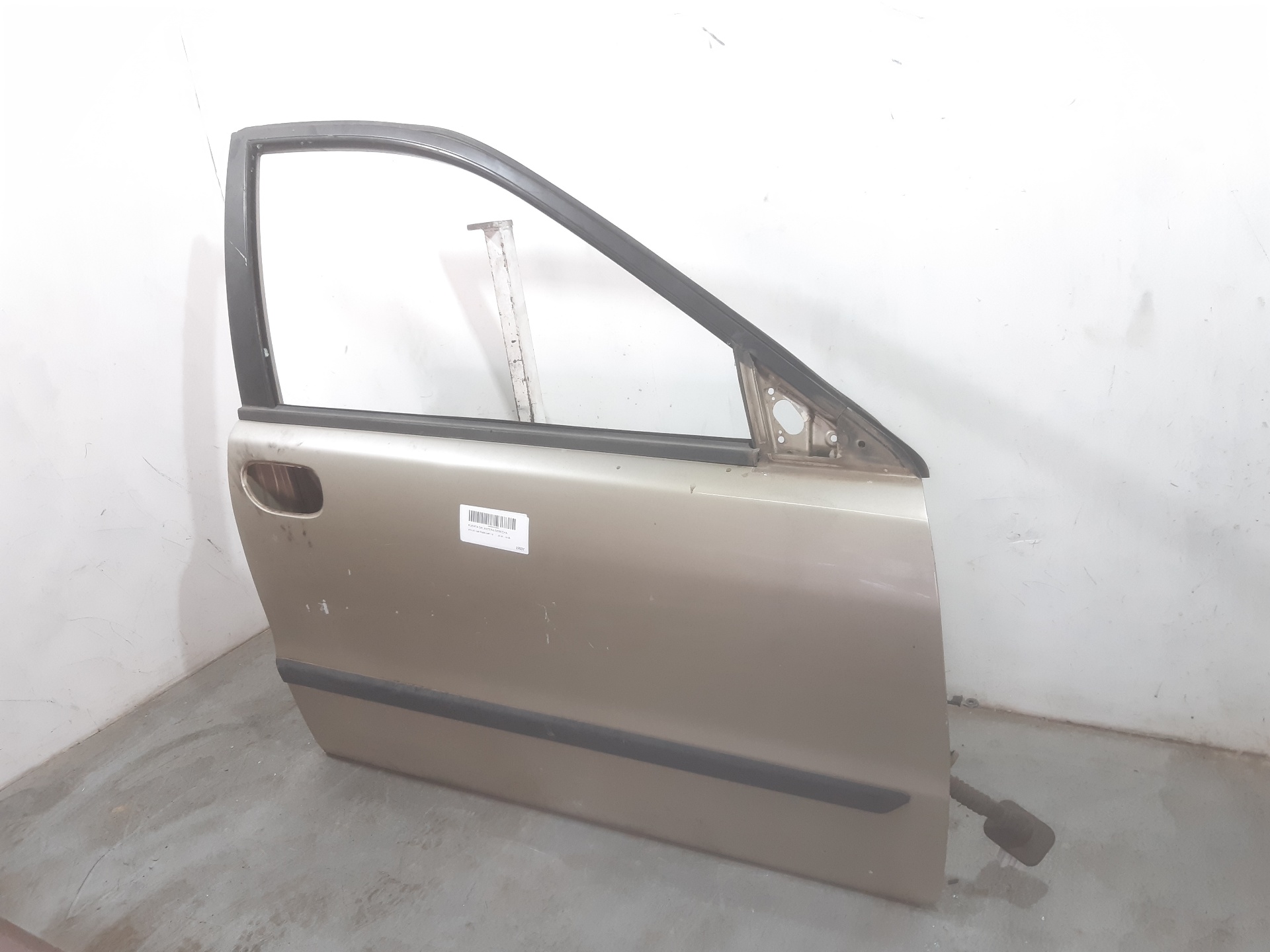 VOLVO V40 1 generation (1996-2004) Front Right Door 30632667 18671739