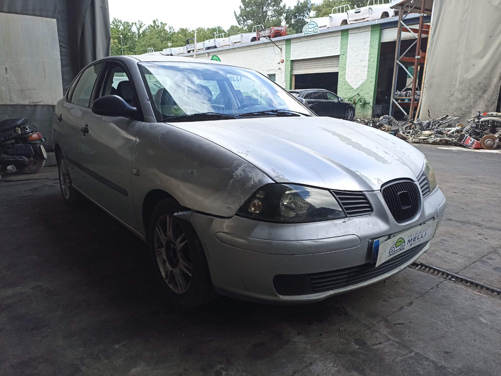 SEAT Leon 1 generation (1999-2005) Priekšējā bampera kreisā reste 6L0853676 25435338