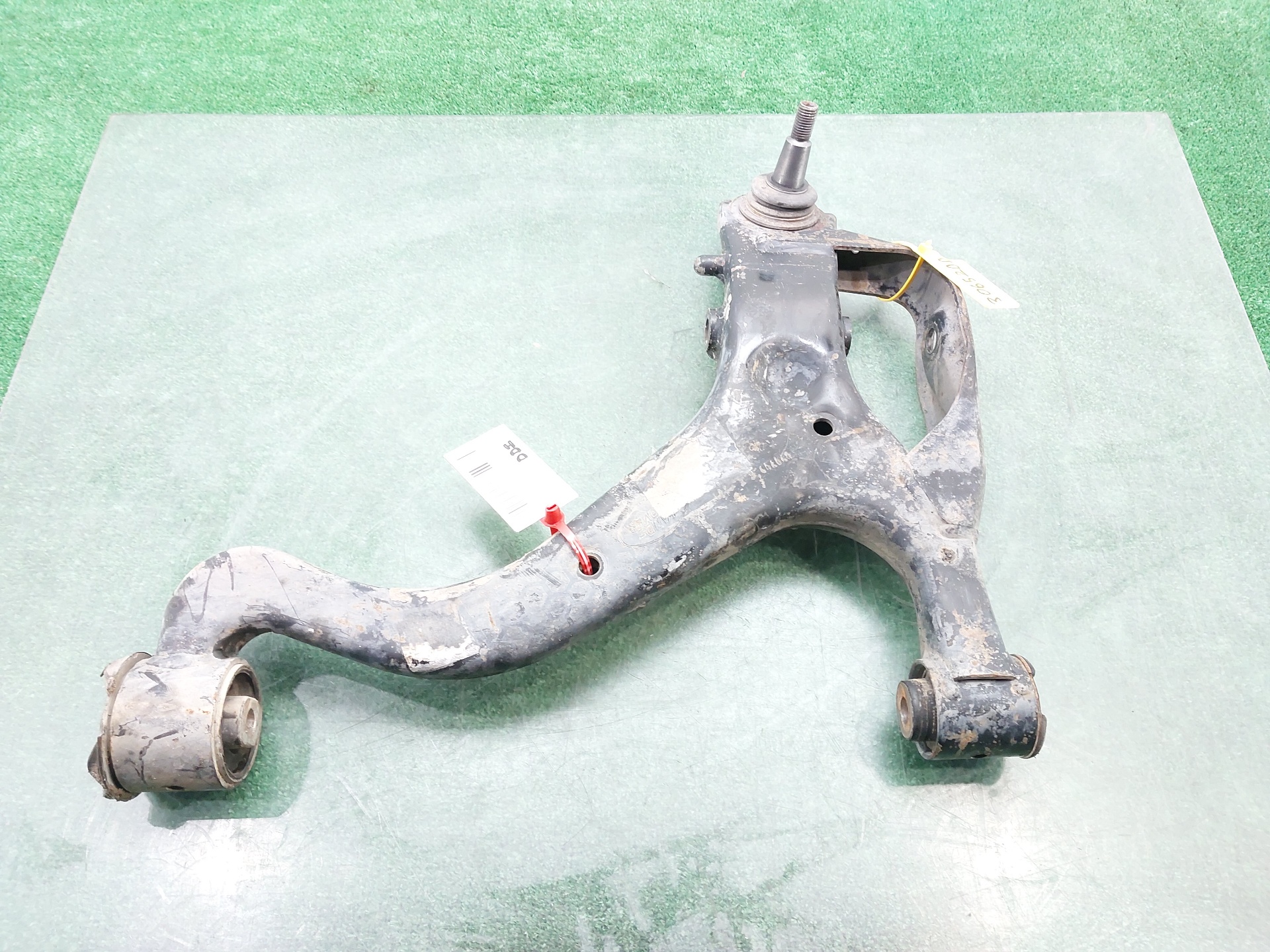 LAND ROVER Discovery 3 generation (2004-2009) Front Right Arm LR137952 25166746