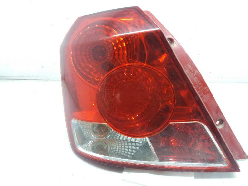 Feu arrière gauche B12S1 96540268 de Chevrolet Aveo / kalos hatchback (t200) 2003-0 72 CV