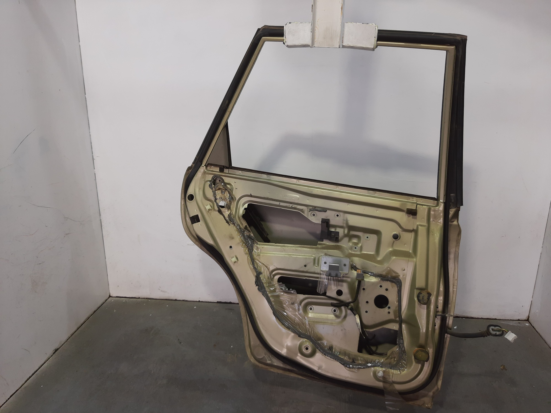 VOLVO V40 1 generation (1996-2004) Rear Left Door 30882907 23011758