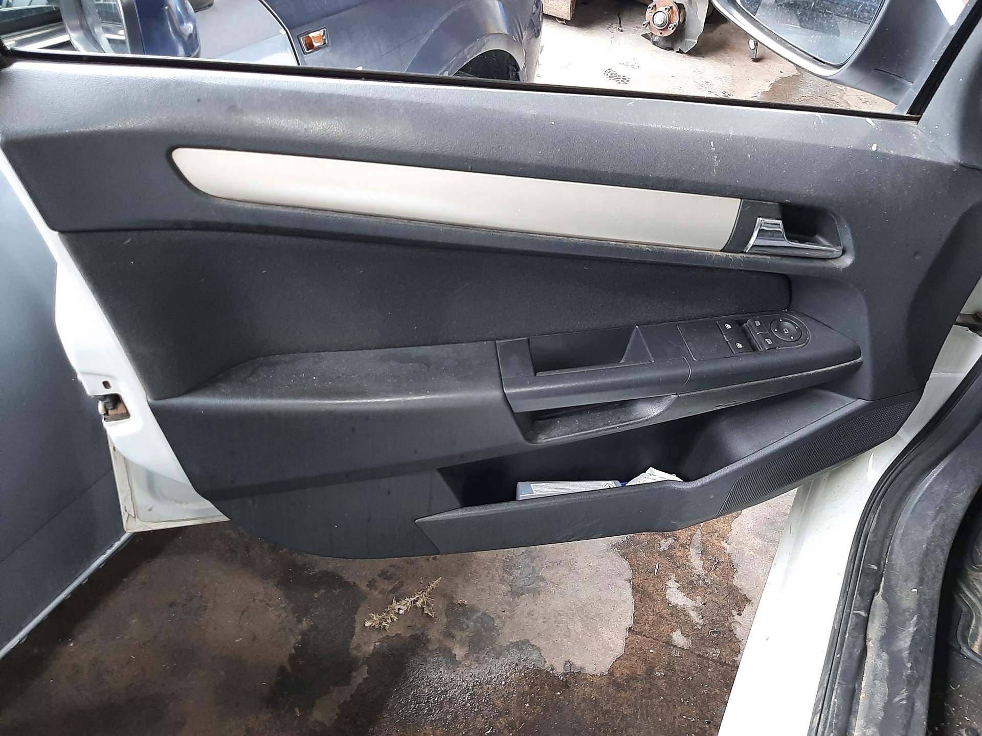 OPEL Astra J (2009-2020) Priekšējo kreiso durvju logu pacēlājs 13100417 25109266