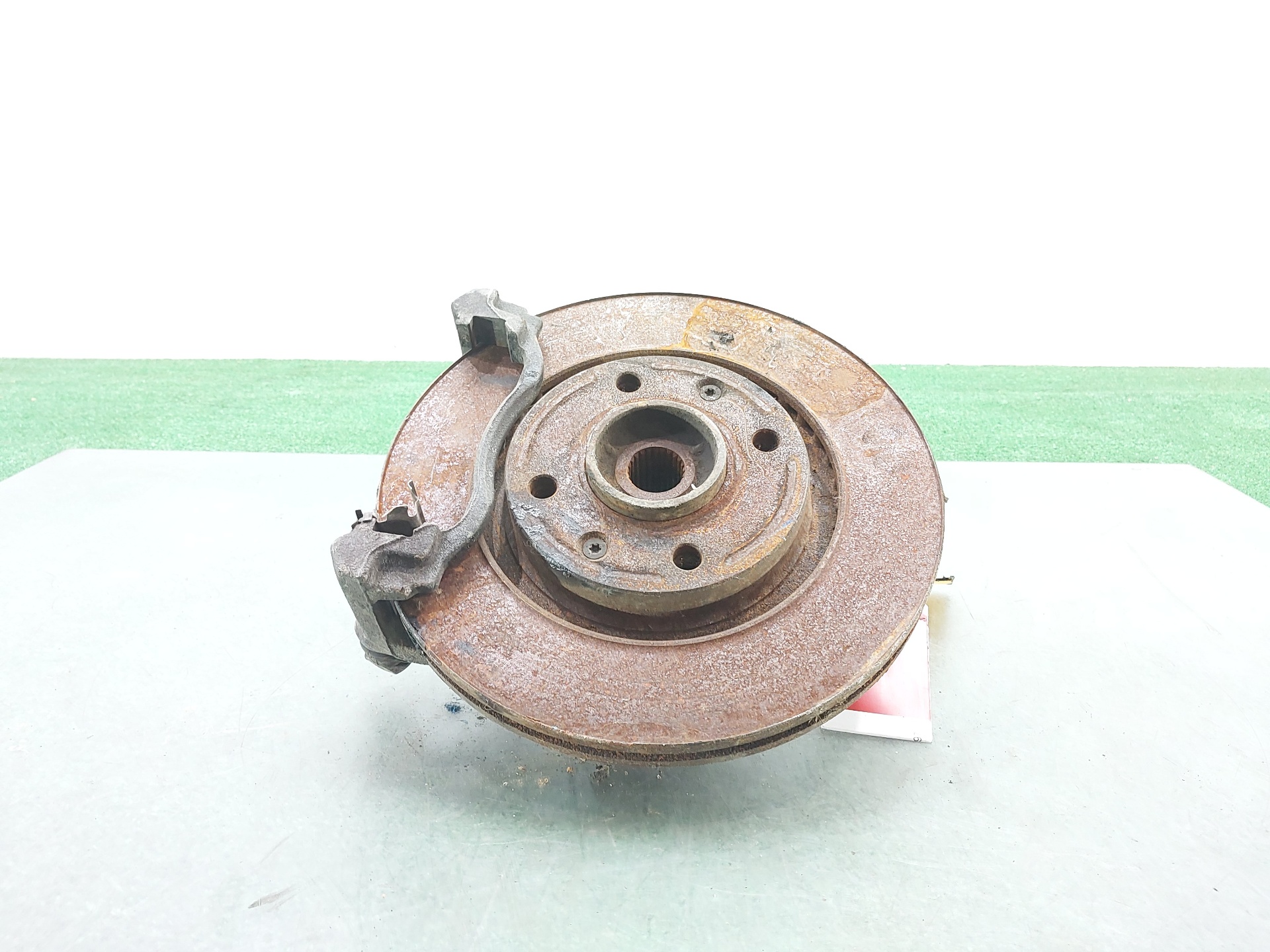 PEUGEOT 2008 1 generation (2013-2020) Front Left Wheel Hub 1607557480 24140365