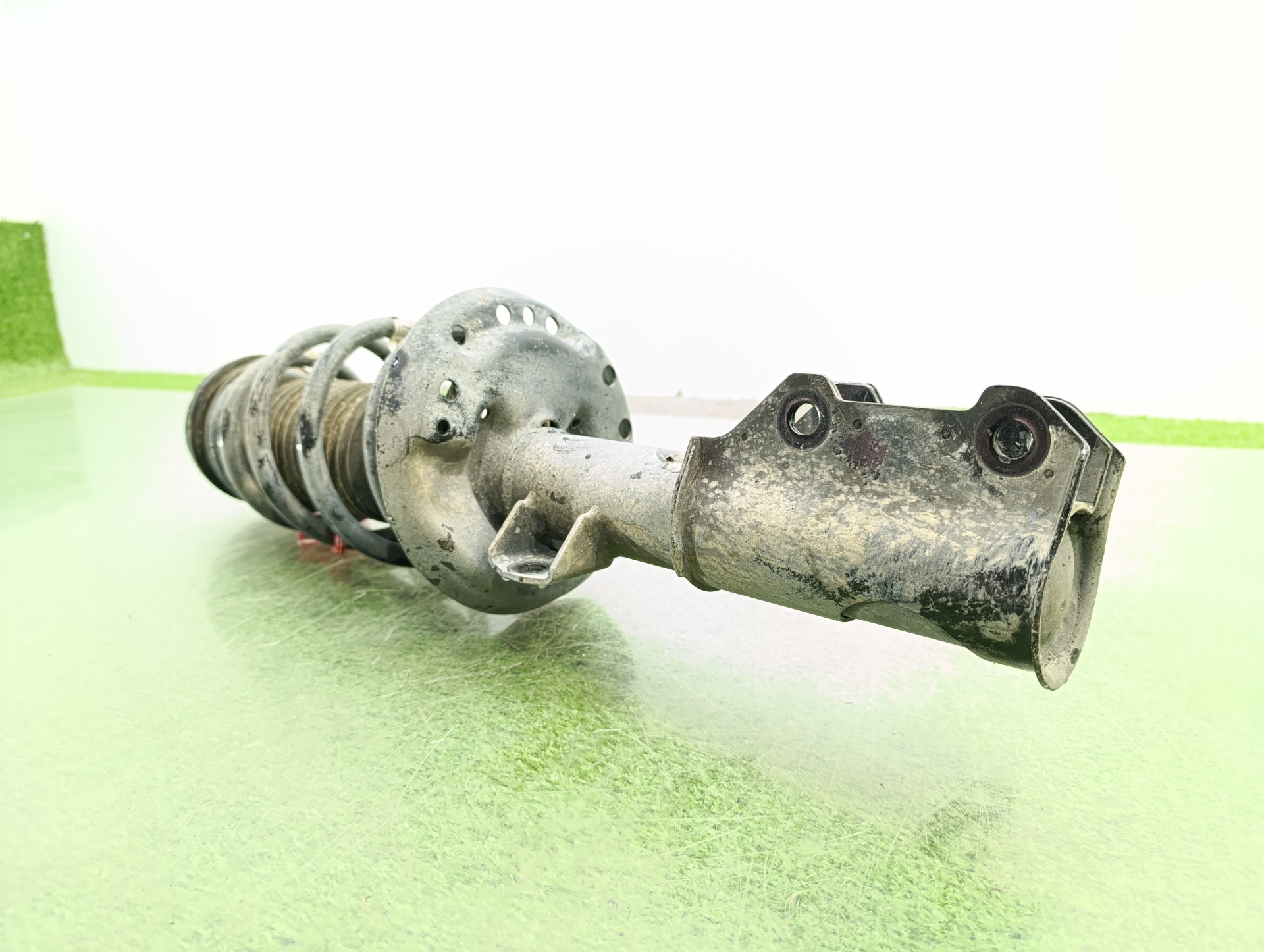 Amortiguador delantero derecho B16DTL 13474018 de Opel Astra j sedán 2013-2013 - pieza usada