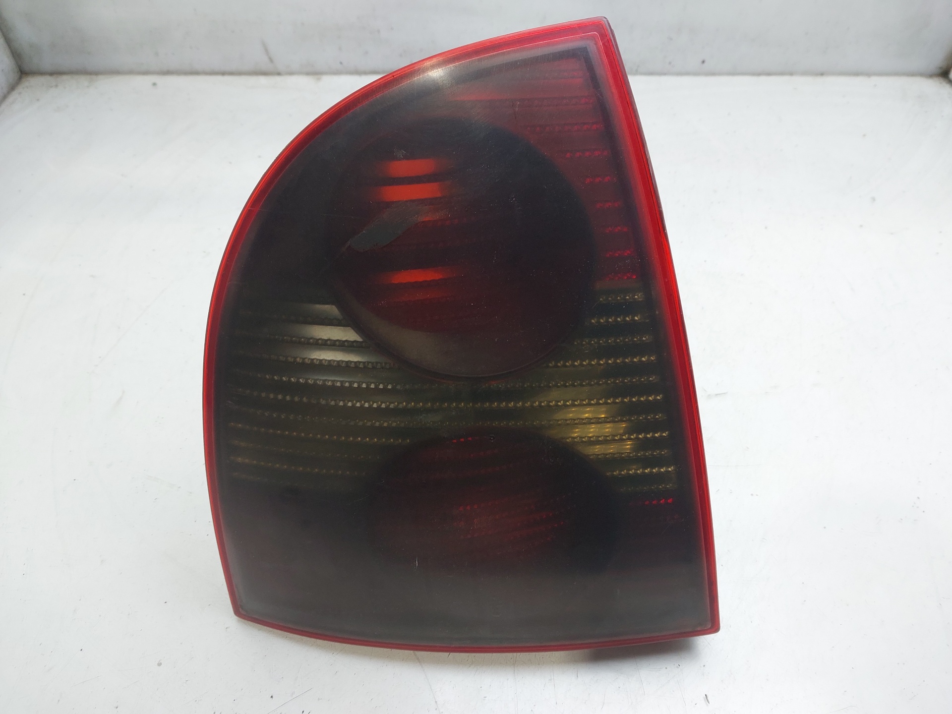 VOLKSWAGEN Rear Left Taillight 3B5945095A 25609196