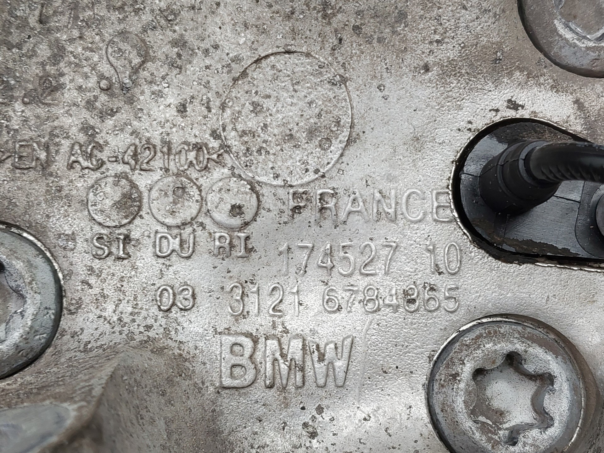 BMW X1 E84 (2009-2015) Front Left Wheel Hub 31216784865 24451843