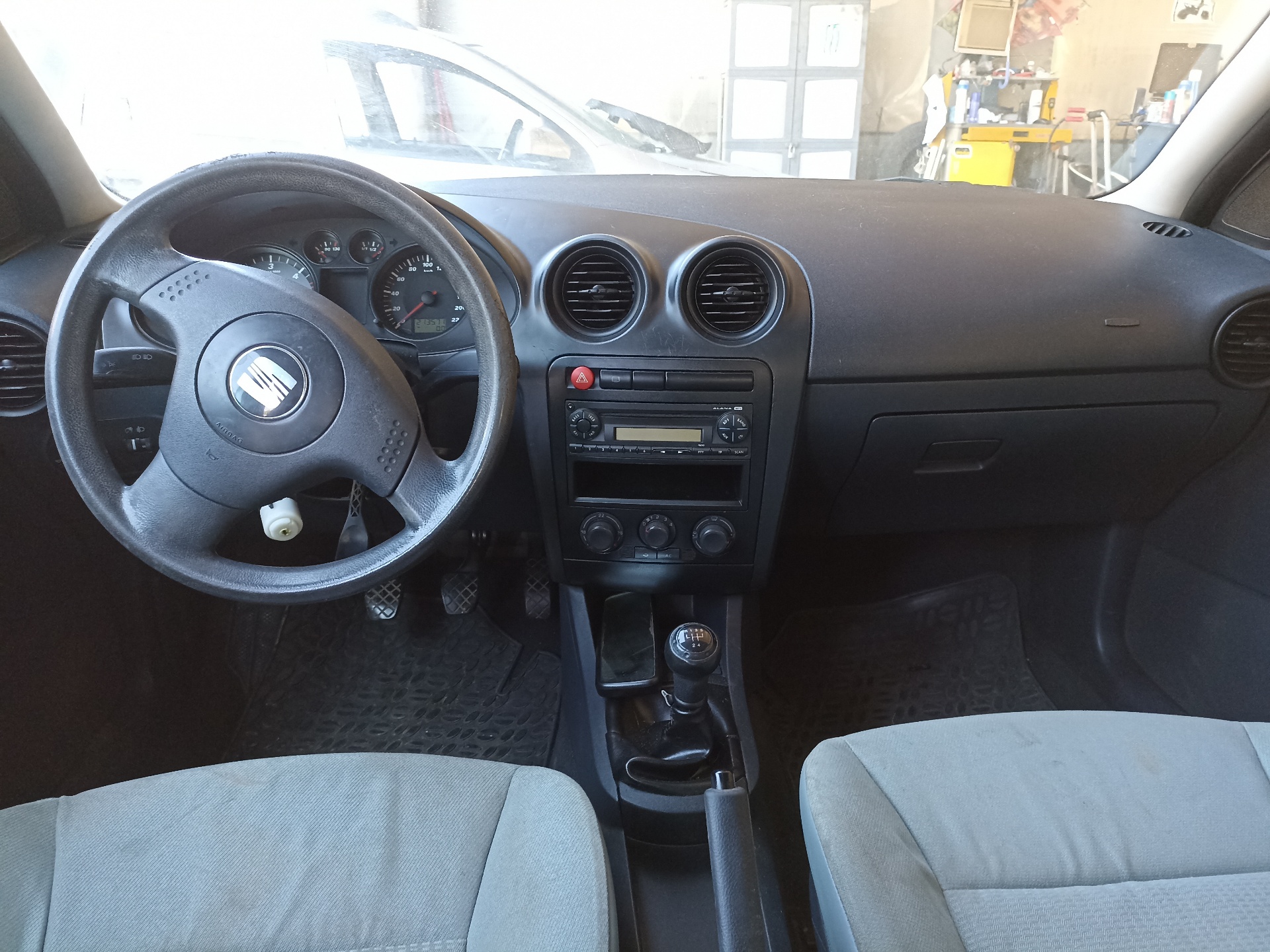SEAT Cordoba 2 generation (1999-2009) Priekinių kairių durų stiklo pakelėjas 6L4837751Q 22329171