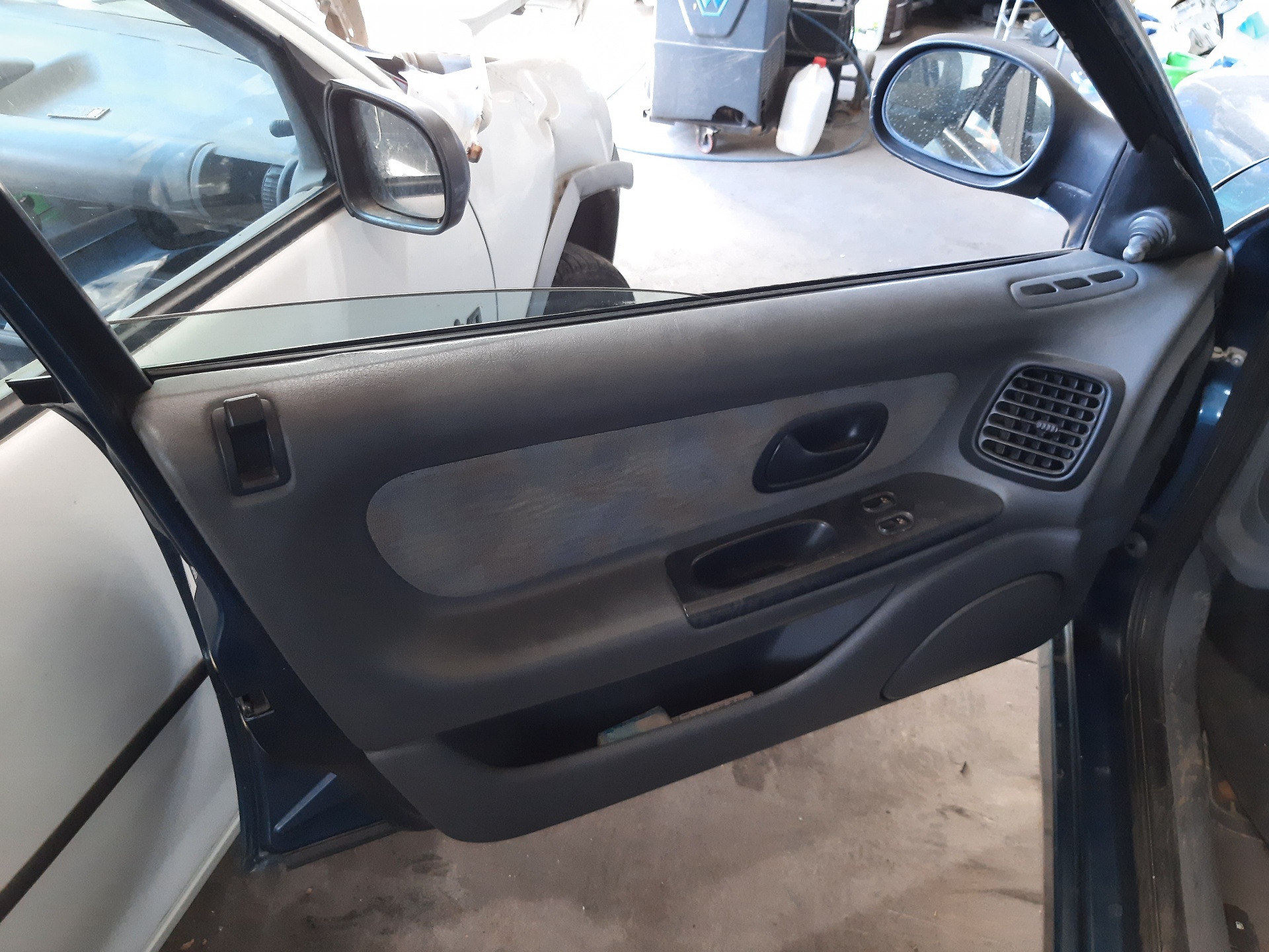 RENAULT Laguna 1 generation (1993-2001) Front Left Door Interior Handle Frame 7700823286 22019947