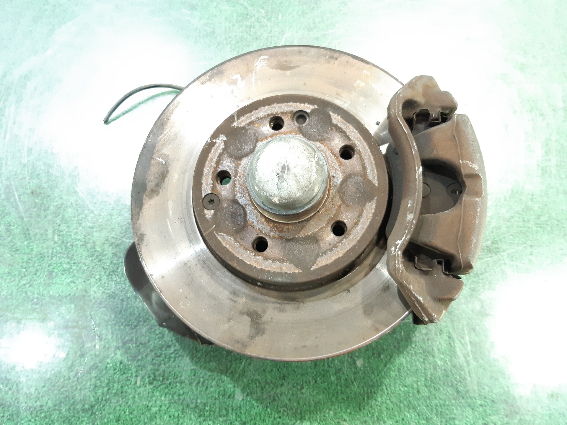 MERCEDES-BENZ C-Class W203/S203/CL203 (2000-2008) Front Left Wheel Hub 2043320101 18691731