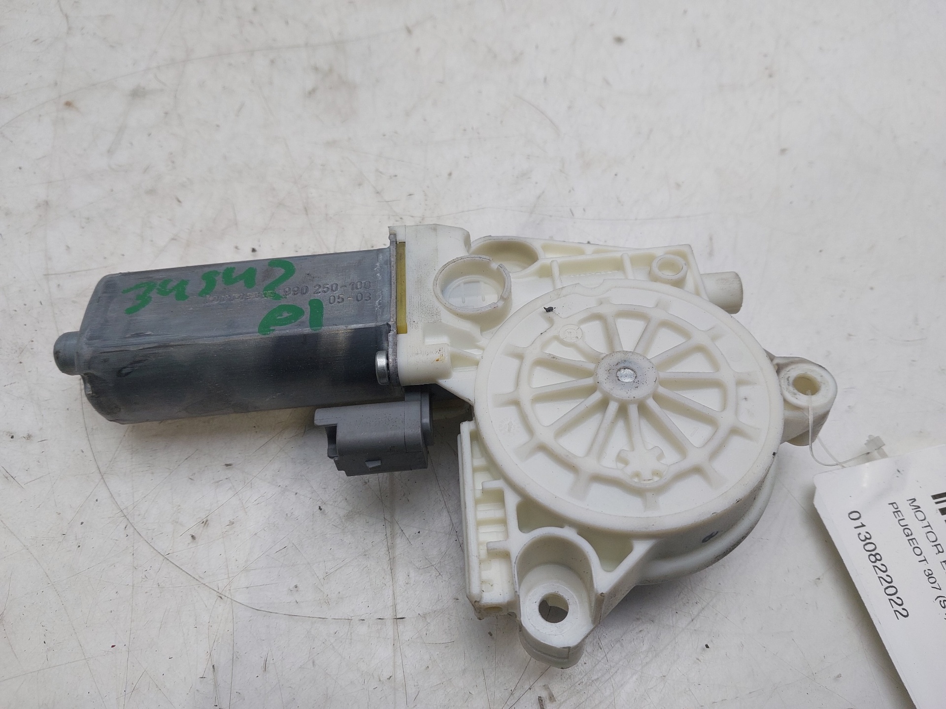 MERCEDES-BENZ C-Class W204/S204/C204 (2004-2015) Front Left Door Window Regulator Motor 0130822022 25408345