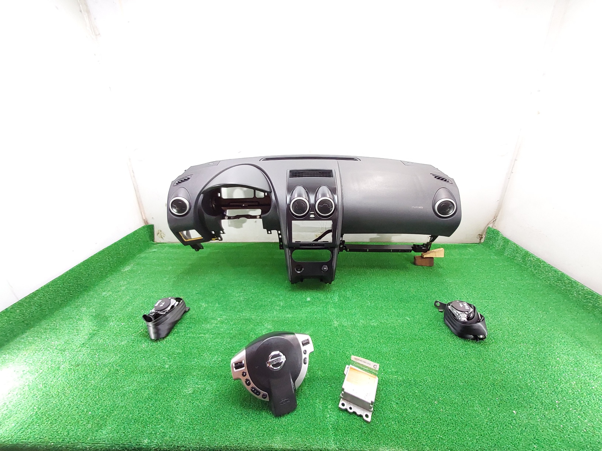 NISSAN Qashqai 1 generation (2007-2014) kita_detale 68030JD90A 23013707