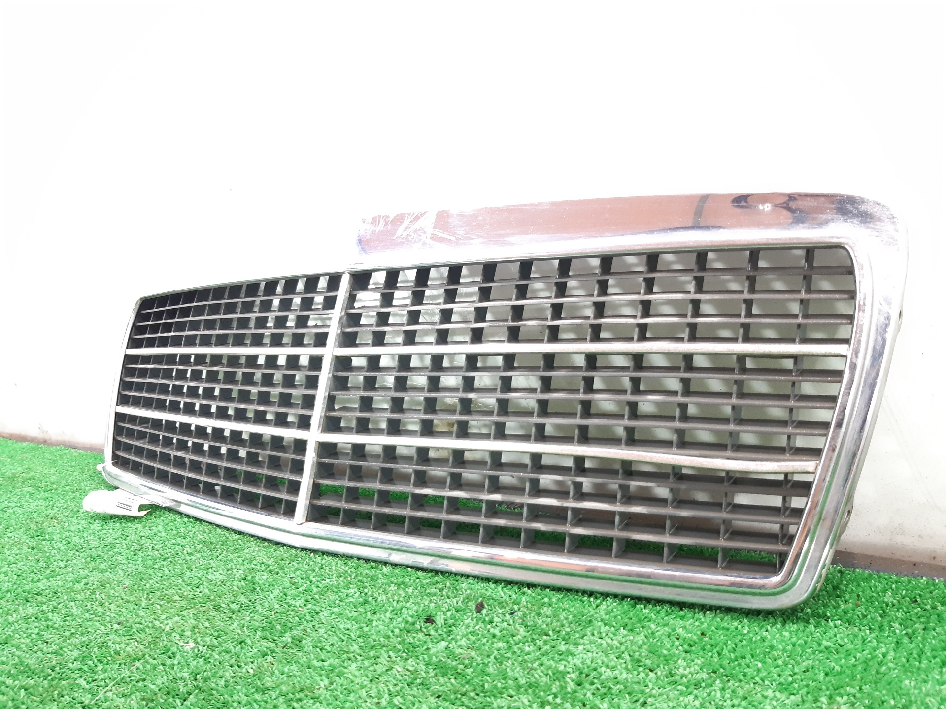 MERCEDES-BENZ E-Class W210 (1995-2002) Radiator Grille 2108880023 22454601