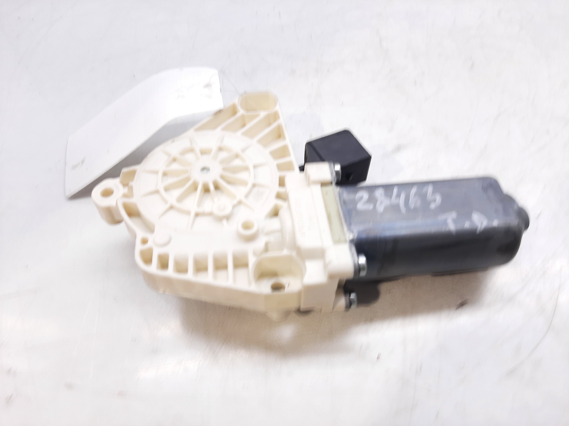 MERCEDES-BENZ CLA-Class C117 (2013-2016) Rear Right Door Window Control Motor A55383110 20791869