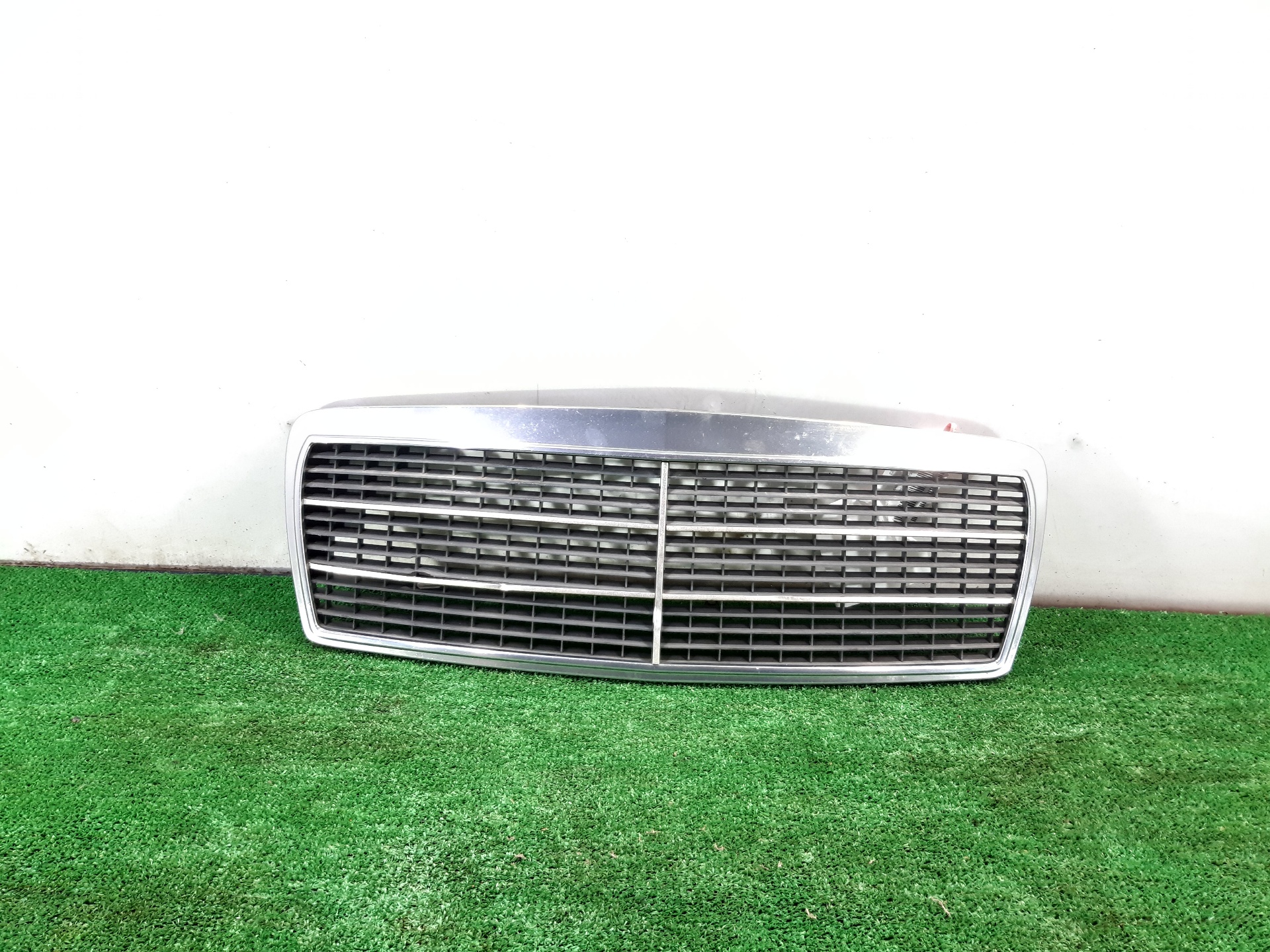 MERCEDES-BENZ E-Class W210 (1995-2002) Radiator Grille 2108880023 22029819