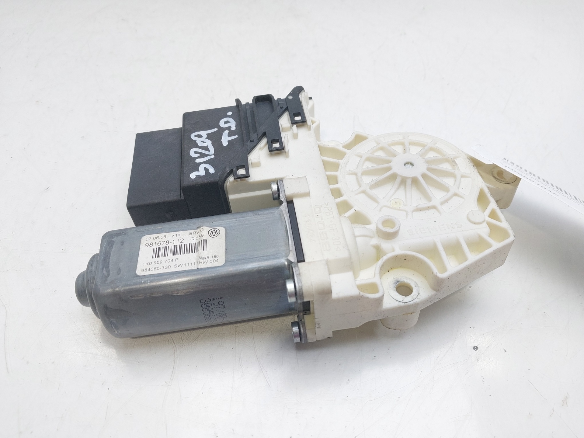 VOLKSWAGEN Passat B6 (2005-2010) Moteur de commande de vitre de porte arrière droite 1K0959704P 20144413