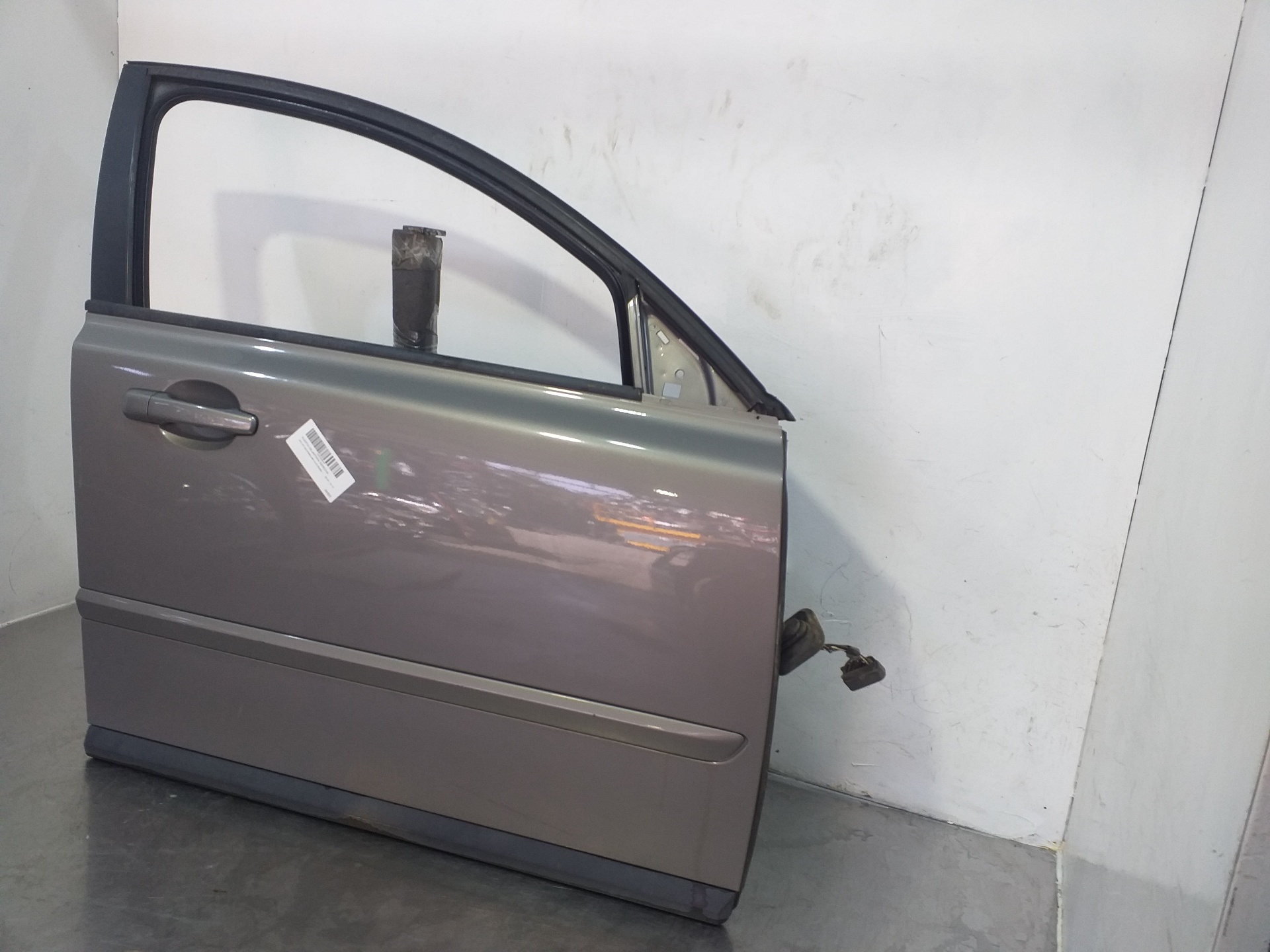 VOLVO V50 1 generation (2003-2012) Front Right Door 31335444 24298654