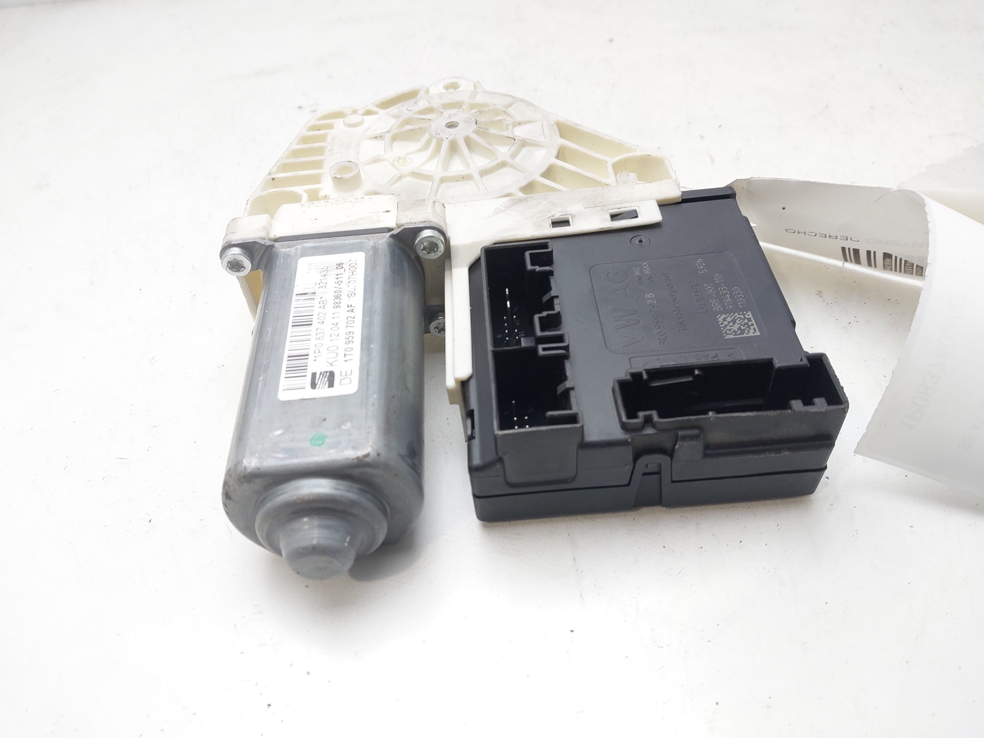 SEAT Leon 2 generation (2005-2012) Front Right Door Window Control Motor 1P0837402AB 22919410