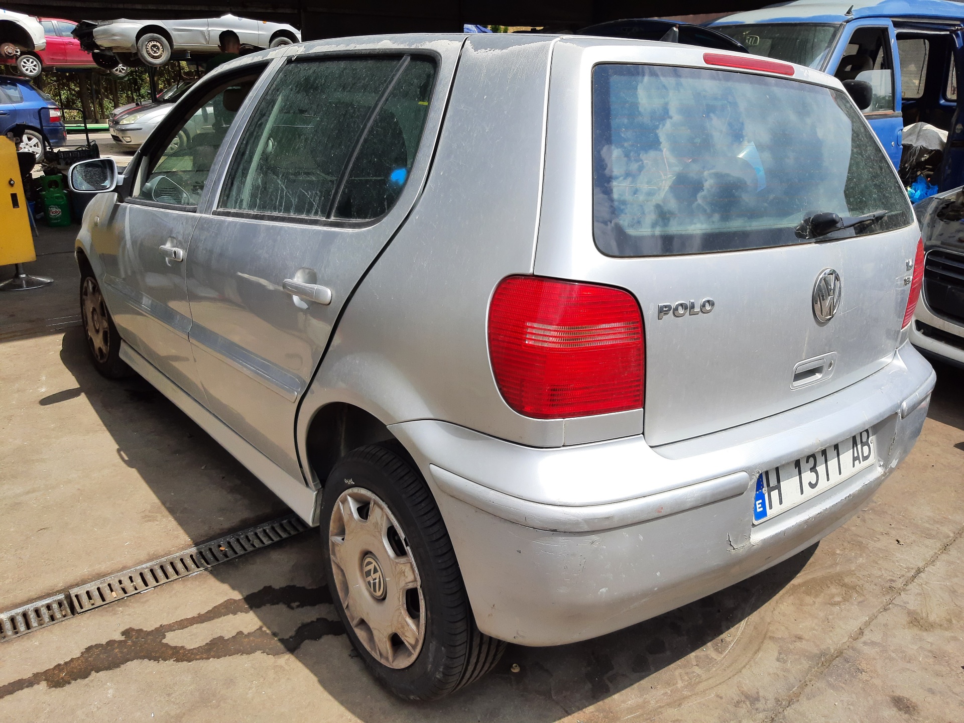 NISSAN Polo 3 generation (1994-2002) Citas virsbūves detaļas 1J6827565A 22330380