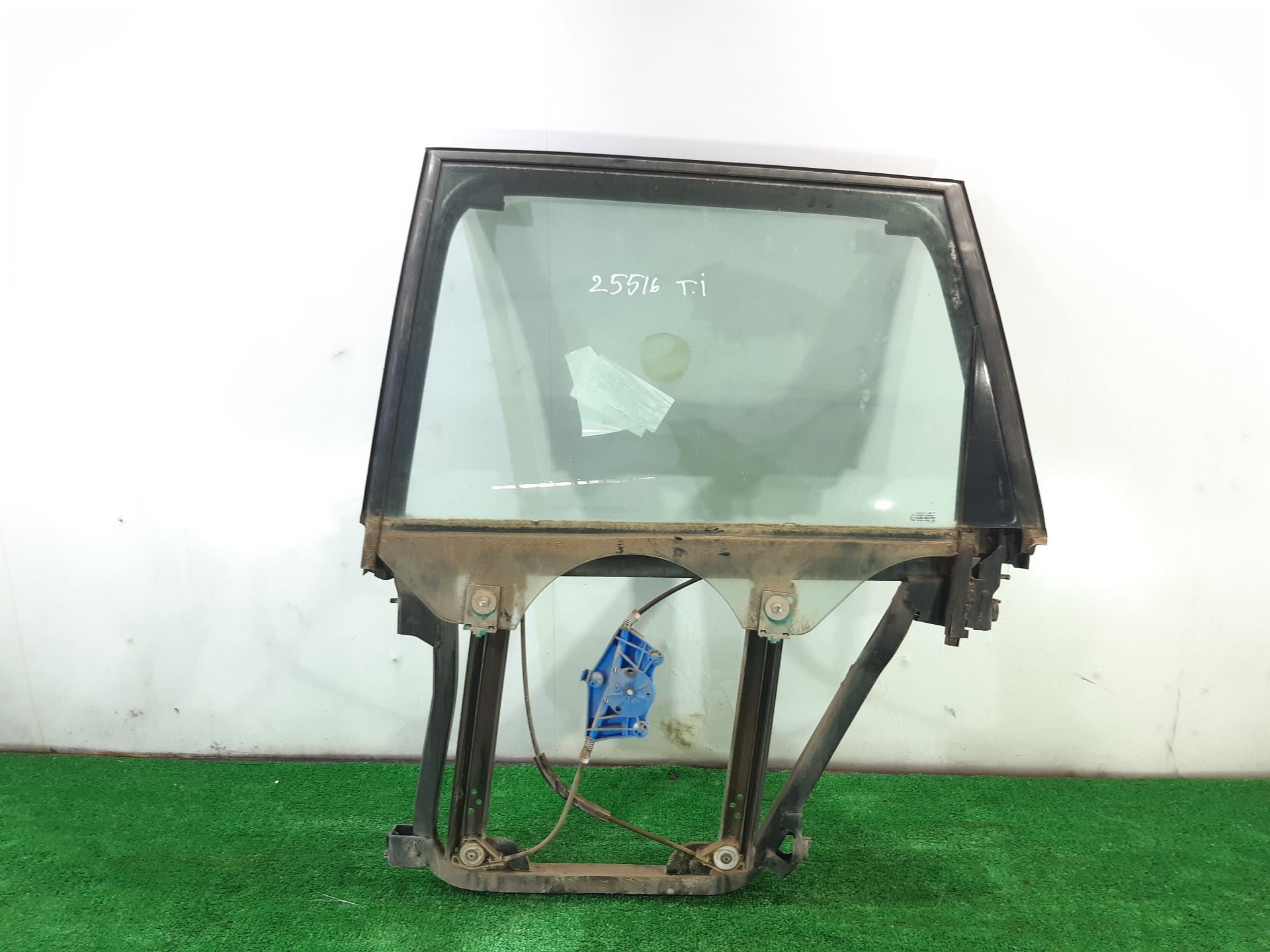 VOLKSWAGEN Touareg 1 generation (2002-2010) Galinių kairių durų stiklo pakelėjas 7L0839461D 18742422