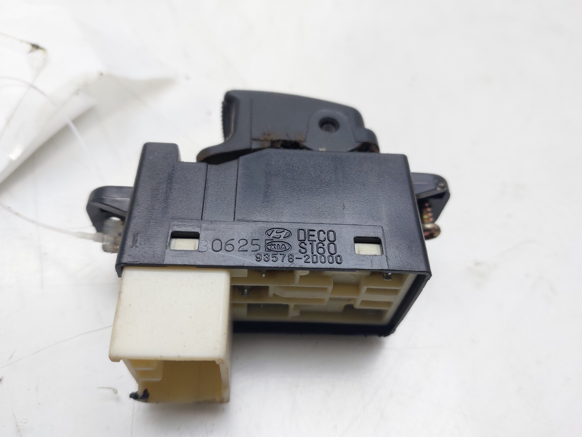 HYUNDAI Terracan 2 generation (2004-2009) Rear Right Door Window Control Switch 935782D000 23552391