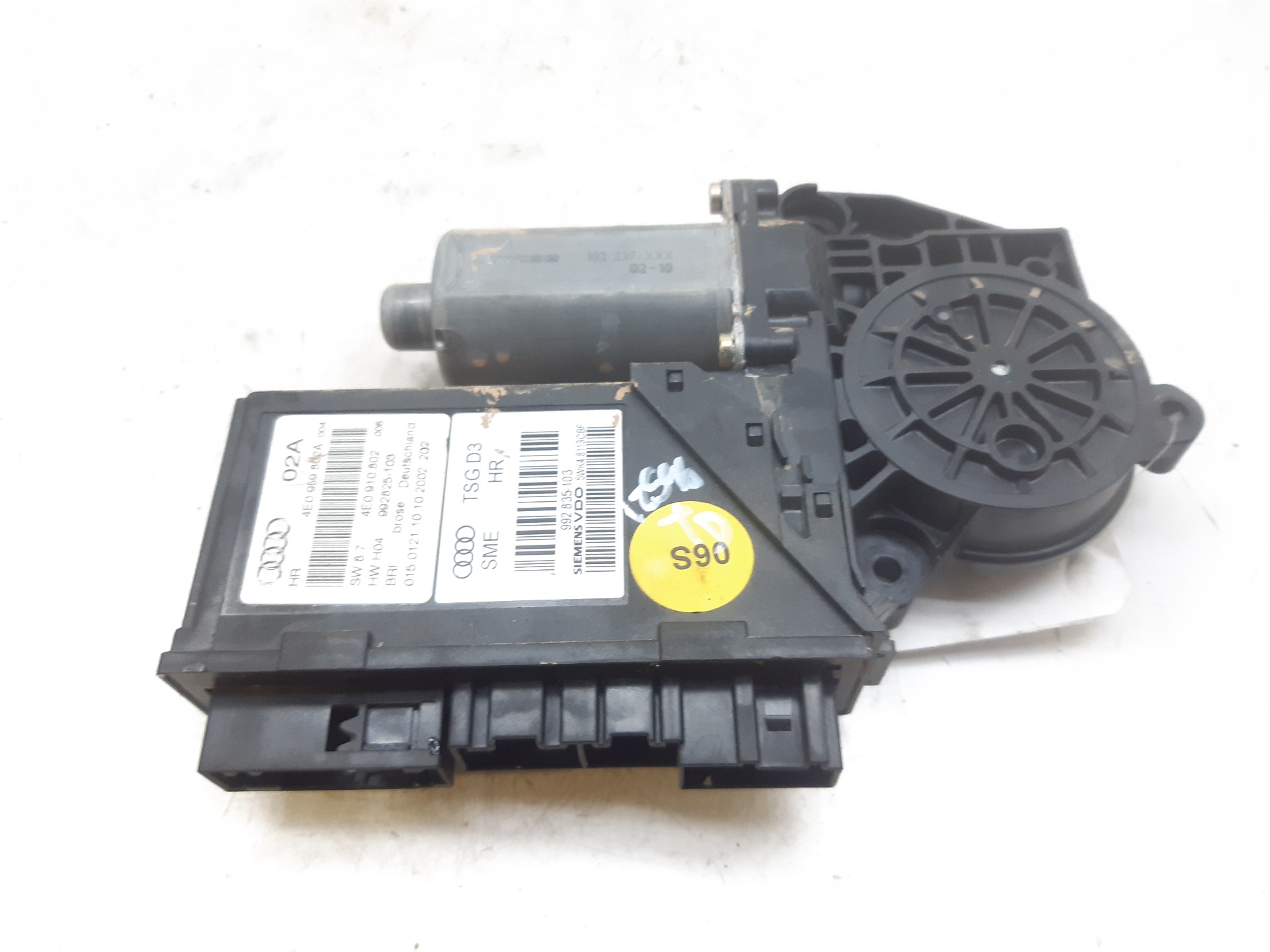 AUDI A8 D3/4E (2002-2010) Moteur de commande de vitre de porte arrière droite 4E0910802 24082282