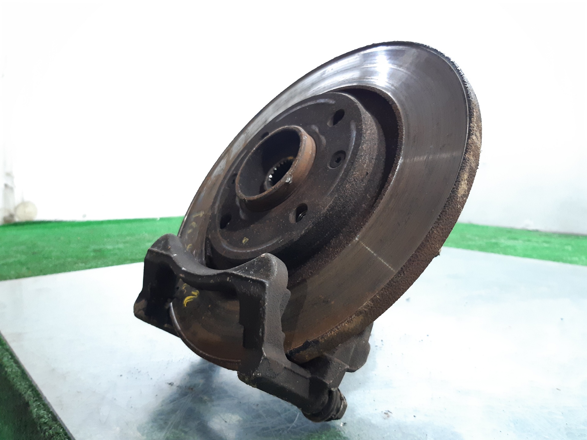 CITROËN C3 1 generation (2002-2010) Front Left Wheel Hub 1607557480 18652780