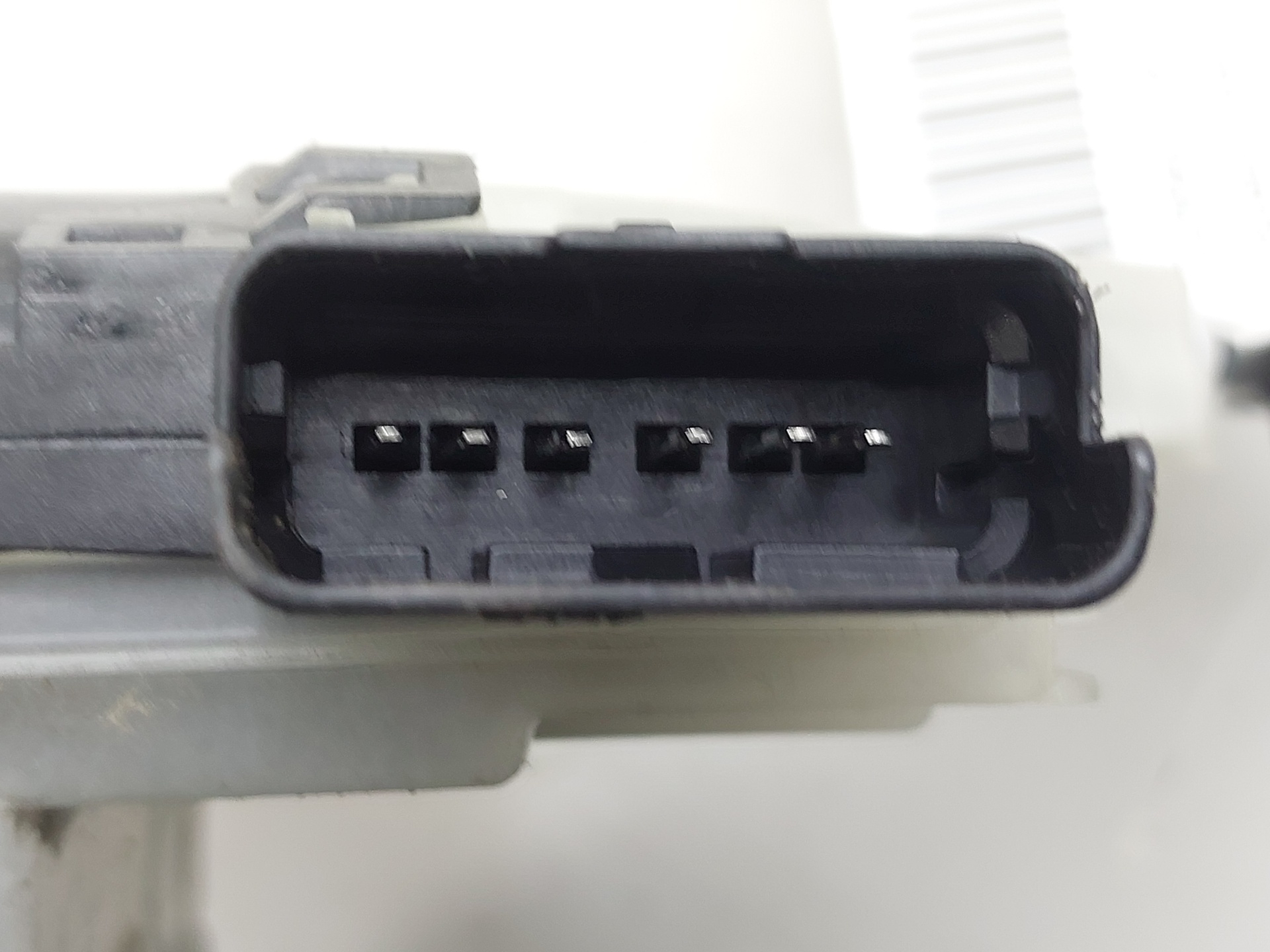 Serrure porte avant gauche 16942676 de Peugeot 5008 2011-2012 - pieza usada