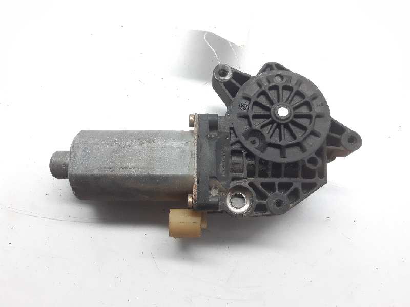 RENAULT Megane 1 generation (1995-2003) Moteur de lève-vitre de porte avant gauche 0130821720 24007723