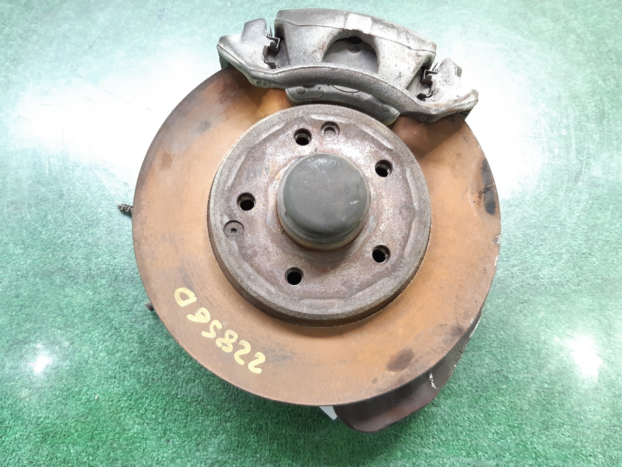 MERCEDES-BENZ C-Class W203/S203/CL203 (2000-2008) Front Right Wheel Hub 2043320201 18686391