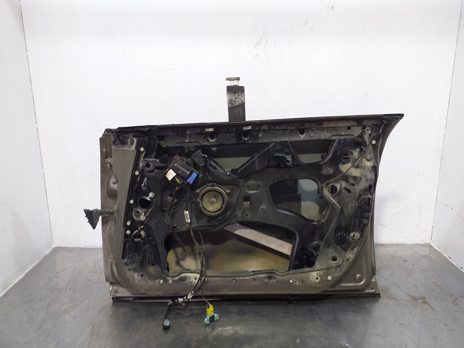 DODGE A6 C6/4F (2004-2011) Передняя правая дверь 4F0831052F 24304398