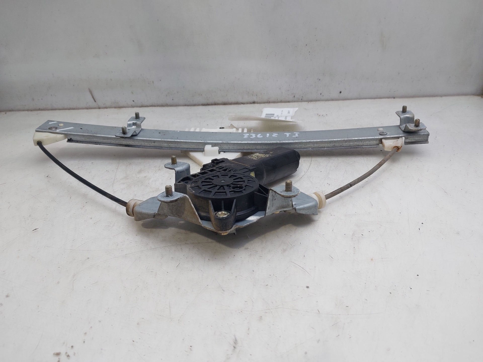 HYUNDAI Terracan 2 generation (2004-2009) Rear left door window lifter 83403H1000 23205565