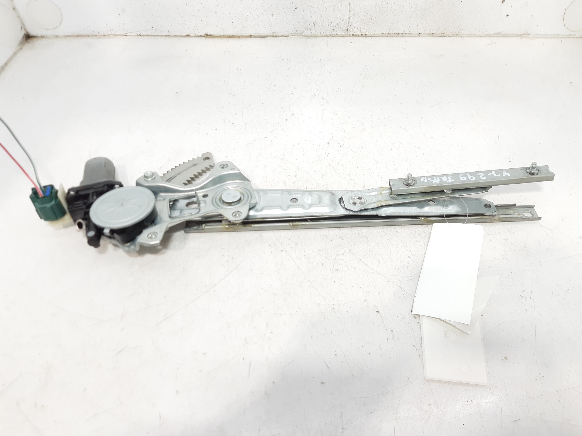 NISSAN X-Trail T32 (2013-2022) Regulator de geam ușă dreapta spate 827301BA0A 18758670