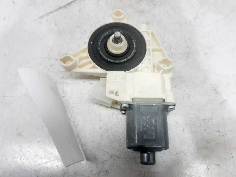 MERCEDES-BENZ A-Class W176 (2012-2018) Moteur de commande de vitre de porte avant droite A2469065200 18426403