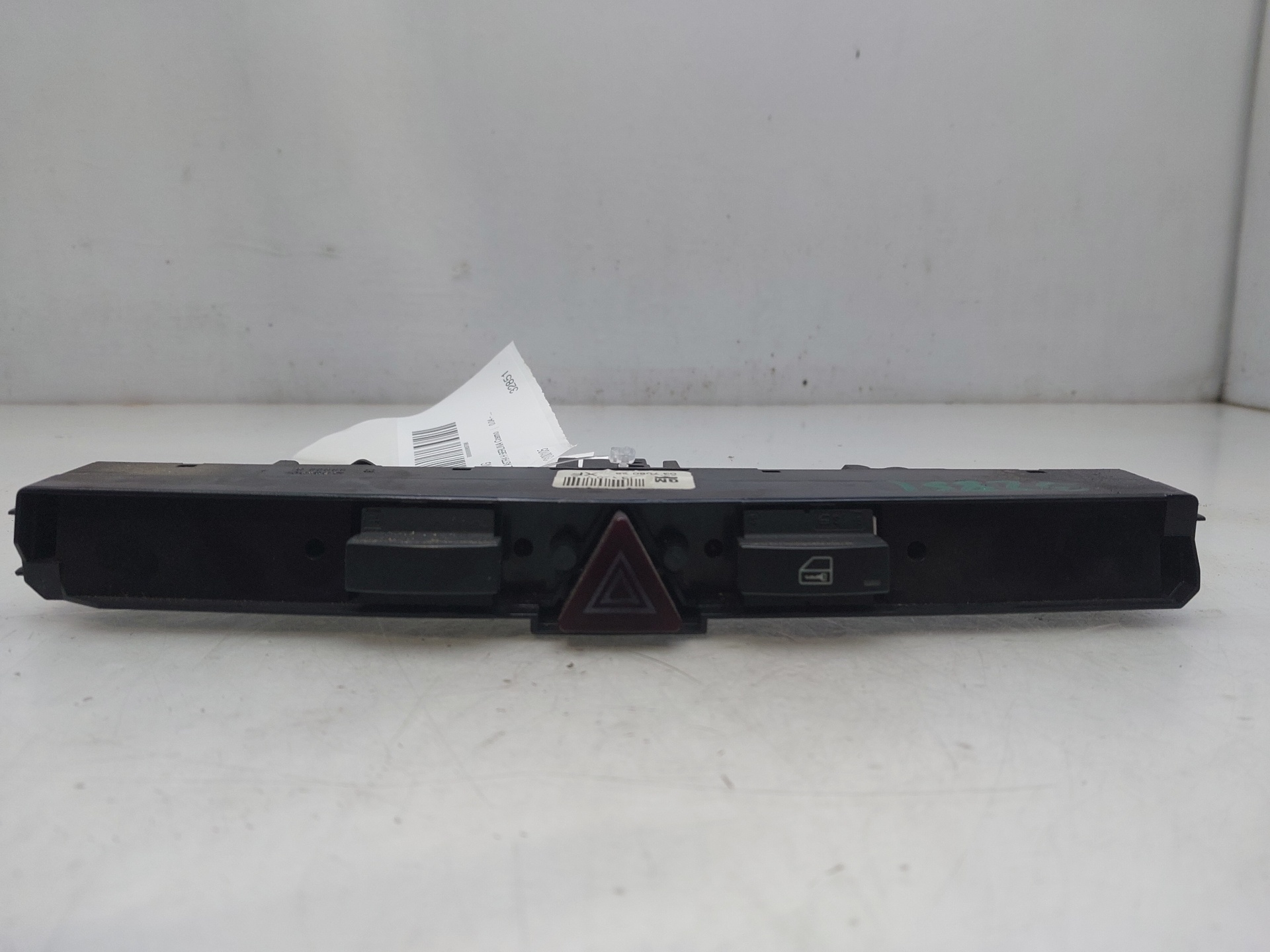 OPEL Astra J (2009-2020) кнопка опасности 13100105 26698115