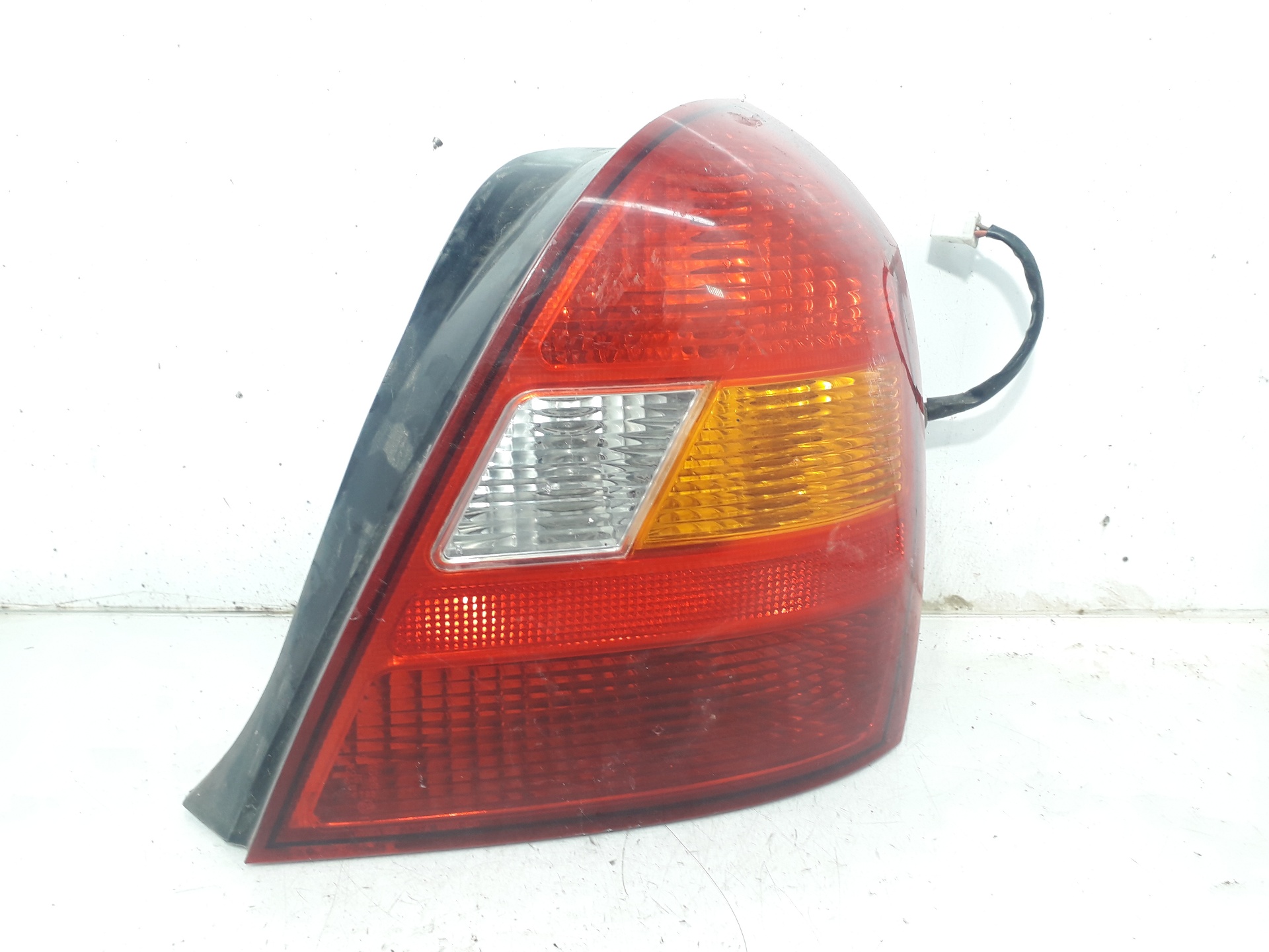 HYUNDAI Elantra XD (2000-2010) Oikea takavalo 924022D010 18767017