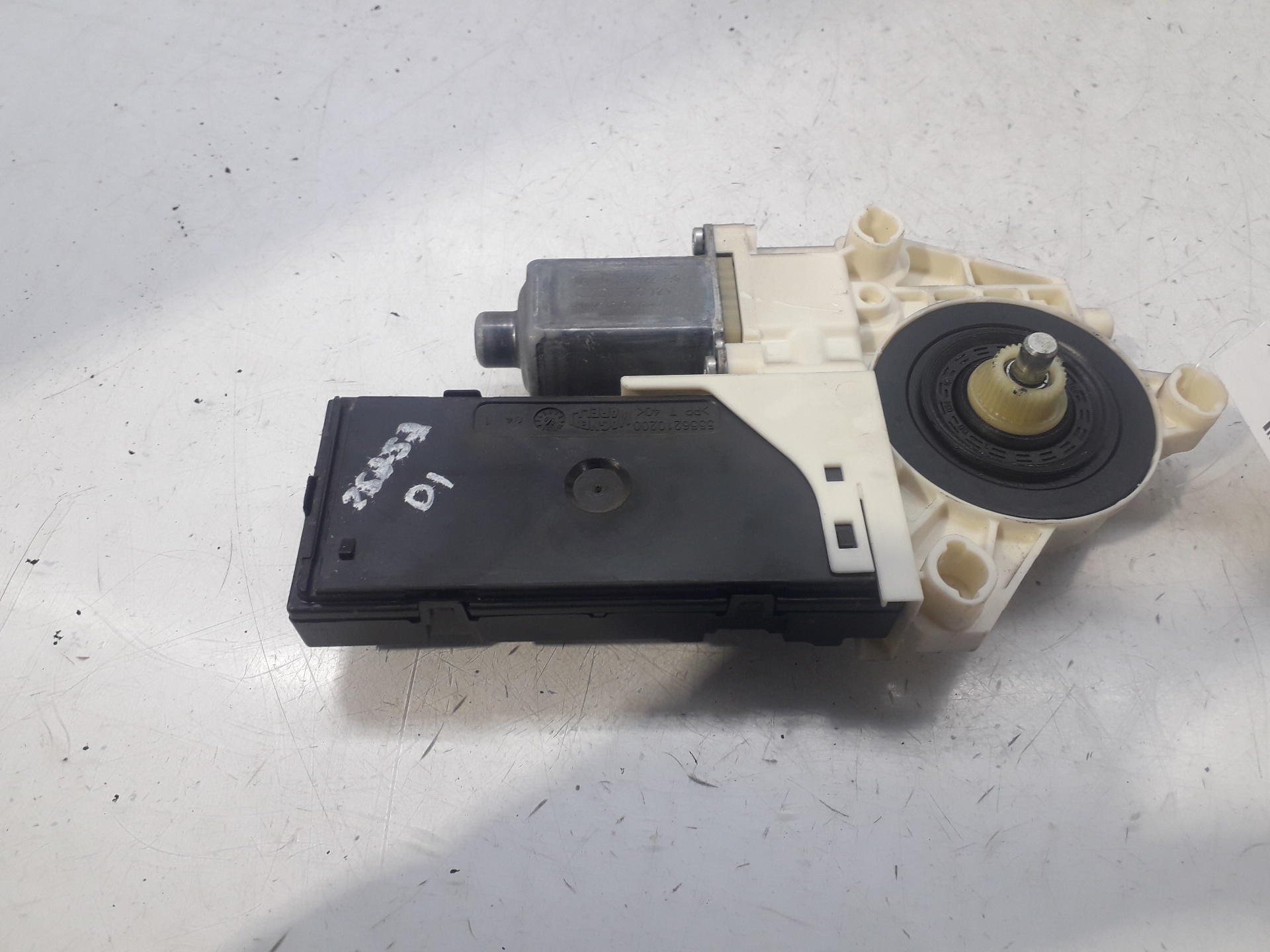 RENAULT Laguna 3 generation (2007-2015) Front Left Door Window Regulator Motor 807310002R 18753082