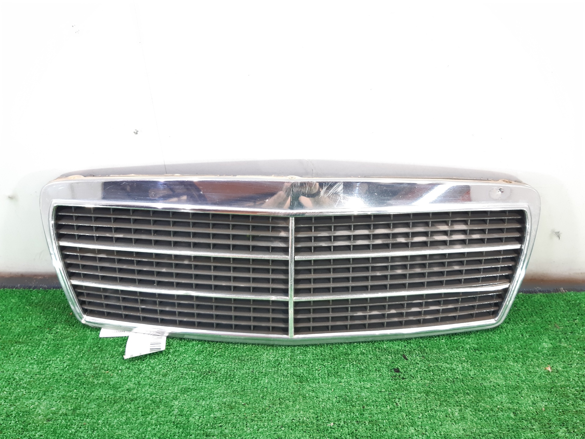 MERCEDES-BENZ E-Class W210 (1995-2002) Radiator Grille 2108880023 22454601