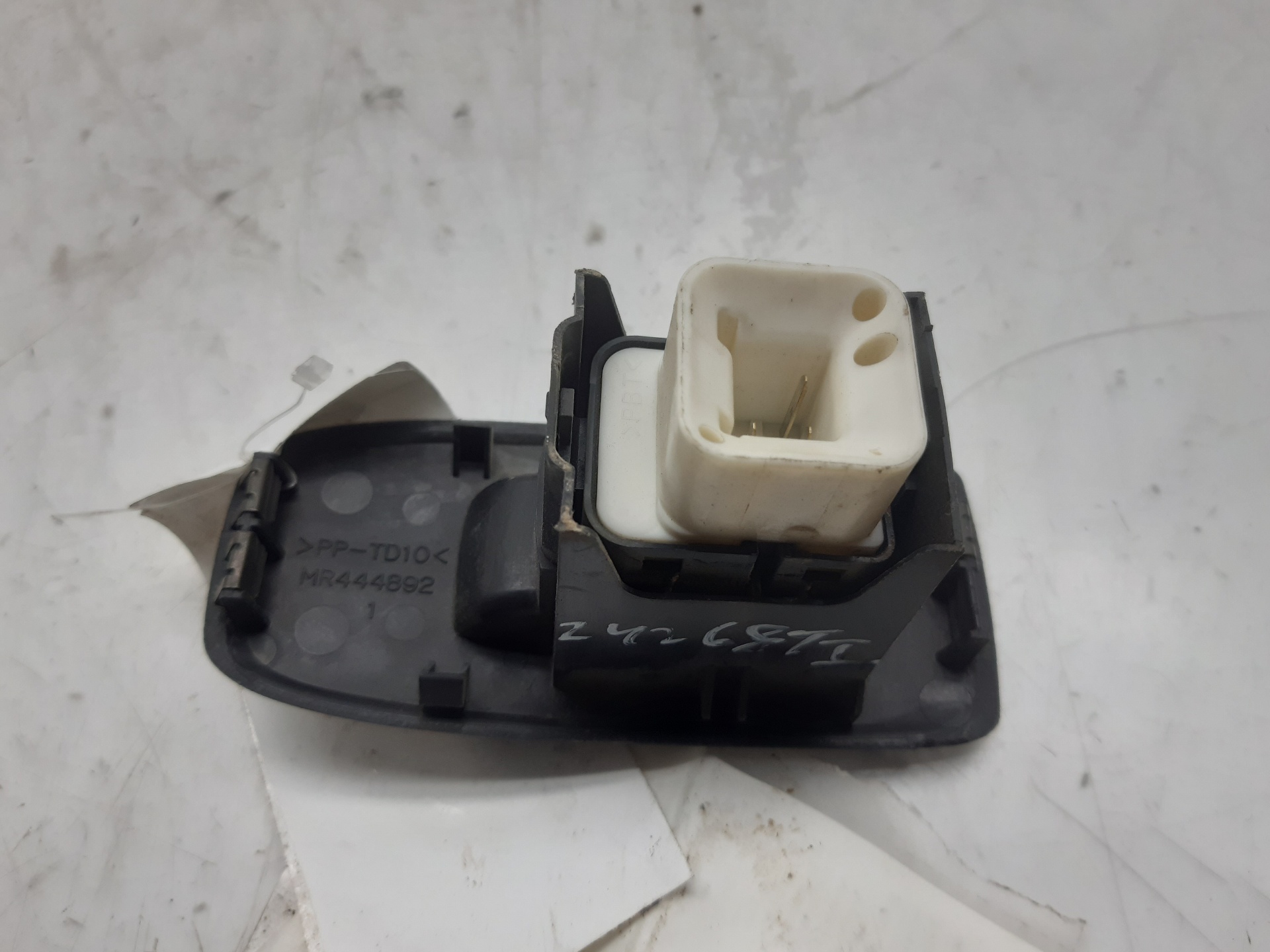 MITSUBISHI Pajero 3 generation (1999-2006) Rear Right Door Window Control Switch MR445659 18700095