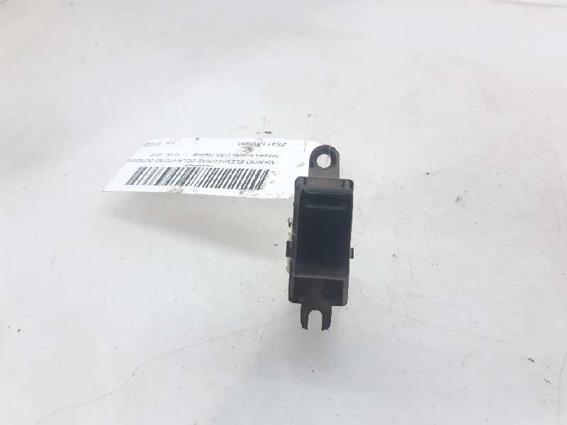 NISSAN X-Trail T30 (2001-2007) Front Right Door Window Switch 254110V000 24127398