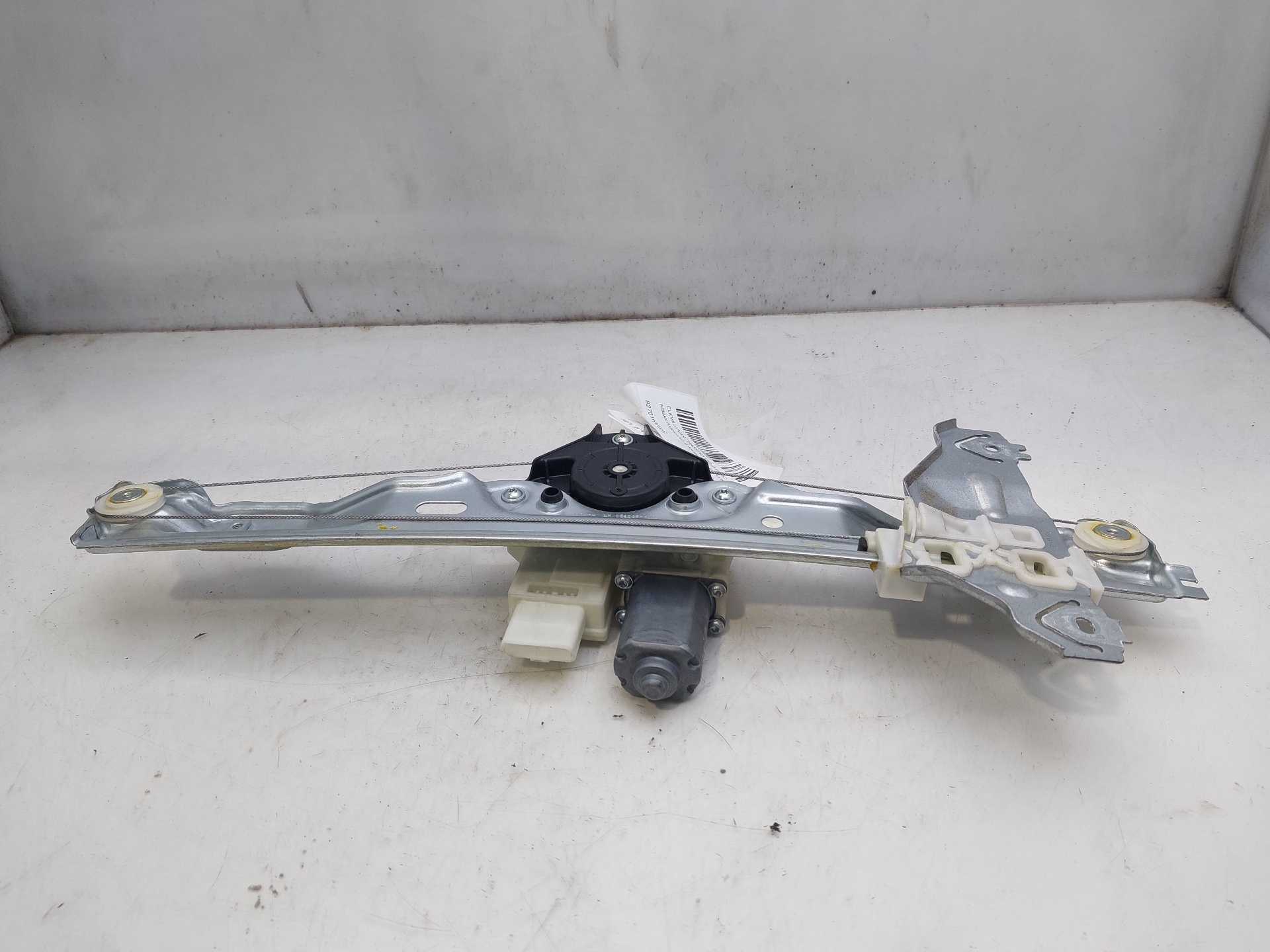 NISSAN Qashqai 2 generation (2013-2023) Aizmugurējo kreiso durvju logu pacēlājs 82701HV00C 24149697