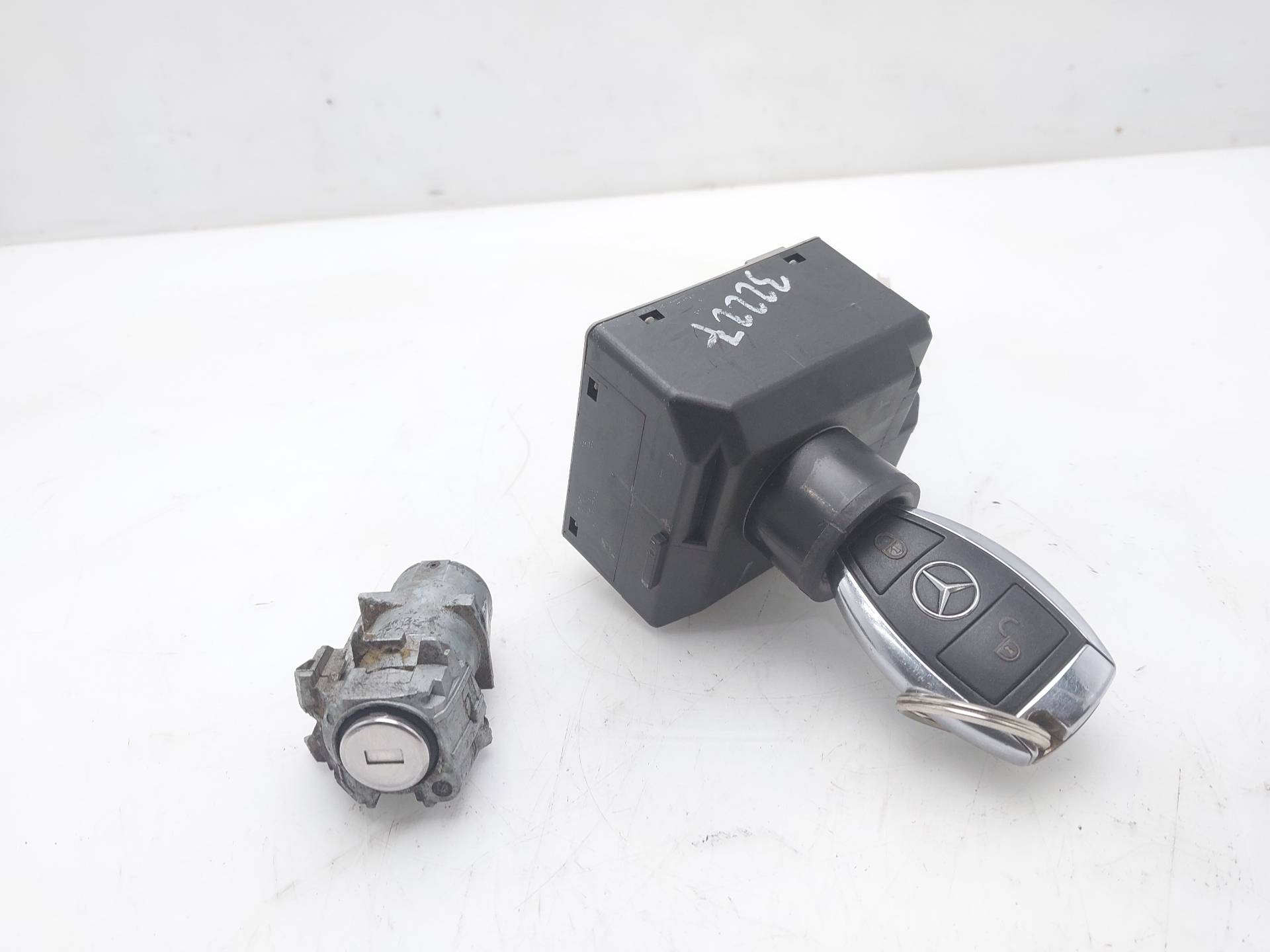 MERCEDES-BENZ A-Class W176 (2012-2018) Ignition Lock A2469055701 24820215