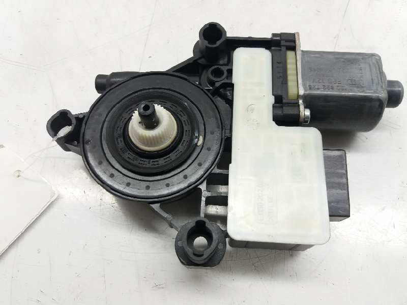 VOLKSWAGEN Golf 7 generation (2012-2024) Motor de control geam ușa  stânga spate 5Q0959811A 18391075